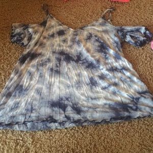 american eagle top!!!! cut out arm detailing